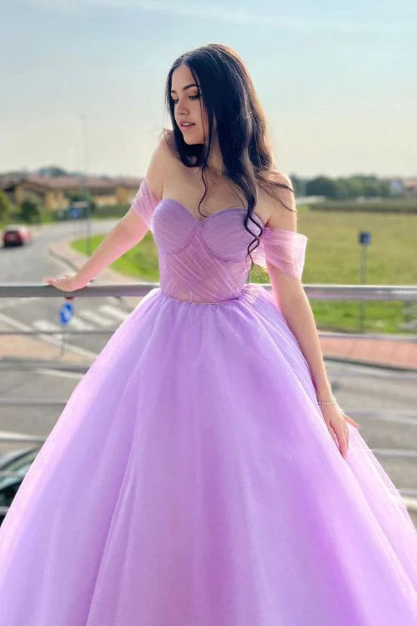 Vestido de fiesta largo morado con escote corazón y tul en forma de A.
